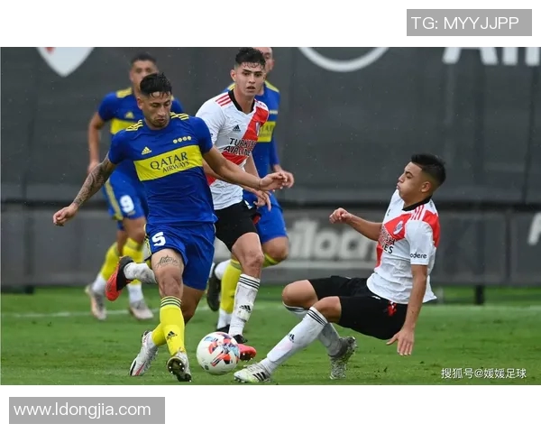 足球明星在比赛中头碰对手瞬间引发热议赛场激情与友谊的碰撞 足球明星在比赛中头碰对手瞬间引发热议赛场激情与友谊的碰撞